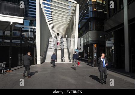 17.09.2018, Sydney, New South Wales, Australia, la gente cammina lungo una zona pedonale nel quartiere degli affari di Barangaroo South tra i moderni uffici Foto Stock