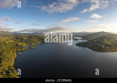 Una vista del lago Lough Caragh nella valle di Glencar della contea di Kerry in calda luce eveing Foto Stock