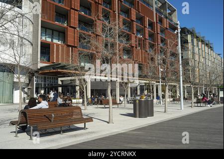 16 set 2018, Sydney, nuovo Galles del Sud, Australia, Una vista dei moderni condomini presso l'Alexander Residence e dei ristoranti lungo la zona pedonale Foto Stock