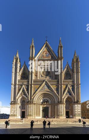 Orvieto, 18 novembre 2023: Veduta verticale del Duomo di Orvieto e di Piazza dei Duomo nel centro storico europeo Foto Stock