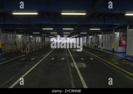 Piombino, Italia, 12 novembre 2023: Vista interna del ponte auto di un traghetto nel porto di Piombino, Europa Foto Stock