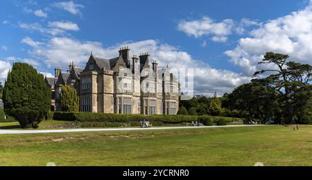 Muckross, Irlanda, 10 agosto 2022: Veduta della casa padronale Muckross nel Parco Nazionale di Killarney nella Contea di Kerry, nell'Irlanda occidentale, in Europa Foto Stock