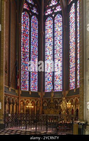 Amiens, Francia, 12 settembre 2022: Altare dorato ornato in una delle cappelle laterali della storica cattedrale di Amiens, Europa Foto Stock