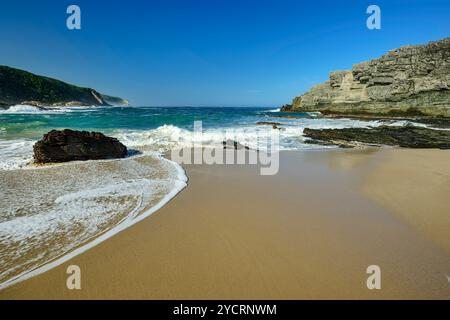 Spiaggia sabbiosa sulla costa di Blou Baai, Otter Trail, sezione Tsitsikamma, Garden Route National Park, Capo Orientale, Sud Africa Foto Stock