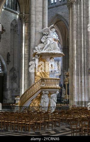 Amiens, Francia, 12 settembre 2022: Veduta del pulpito all'interno della Cattedrale di Amiens, Europa Foto Stock