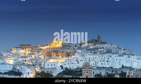 Una vista della città bianca di Ostuni poco prima dell'alba Foto Stock