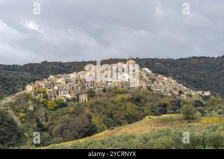 Badolato, Italia, 15 dicembre 2023: Veduta del pittoresco villaggio montano di Badolato in Calabria, Europa Foto Stock