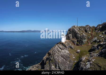 Una vista dello storico Faro di Sheep's Head sulla Penisola di Muntervary nella contea di Cork, Irlanda Foto Stock