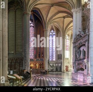 Amiens, Francia, 12 settembre 2022: Veduta dell'ambulatorio nell'architettura gotica del XIII secolo, cattedrale di Amiens, Europa Foto Stock