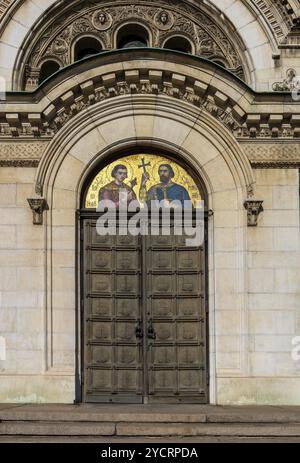 Sofia, Bulgaria, 30 ottobre 2022: Ingresso laterale alla cattedrale Alexander Nevsky in dettaglio, Europa Foto Stock