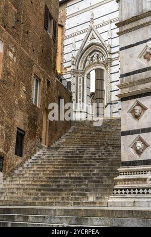 Siena, Italia, 28 novembre, 2022: Scale che dal centro storico conducono alla piazza del Duomo nella storica Siena, Europa Foto Stock