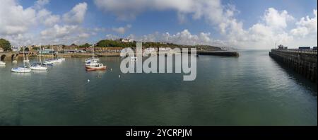 Folkestone, Regno Unito, 11 settembre 2022: Vista panoramica del porto di Folkestone con molte barche all'ancora, Europa Foto Stock