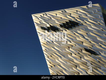 Belfast, Regno Unito, 21 agosto 2022: Dettaglio architettonico ravvicinato del Titanic Museum in acciaio e alluminio nel centro di Belfast, Europa Foto Stock