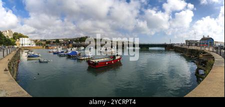 Folkestone, Regno Unito, 11 settembre 2022: Vista panoramica del porto di Folkestone con molte barche all'ancora, Europa Foto Stock