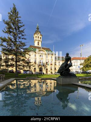 Seghedino, Ungheria, 14 ottobre 2022: Vista dell'edificio del municipio di Seghedino con riflessi in una fontana, Europa Foto Stock