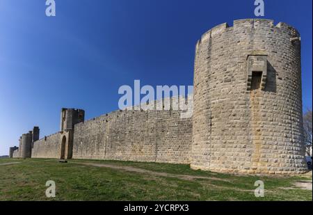 Vista sulle mura storiche della città che circondano il villaggio Camargue di Aigues-Mortes Foto Stock