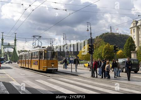 Budapest, Ungheria, 4 ottobre 2022: Il tram giallo di Budapest arriva al grande mercato dal Ponte della libertà, in Europa Foto Stock