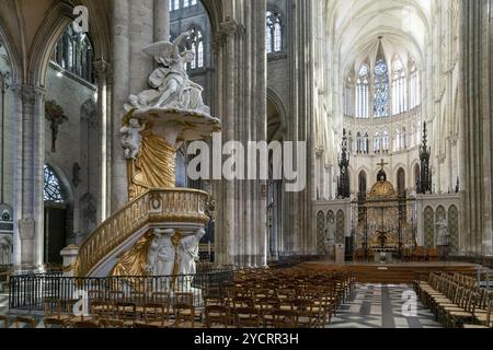 Amiens, Francia, 12 settembre 2022: Veduta del pulpito e della navata centrale all'interno della Cattedrale di Amiens, Europa Foto Stock