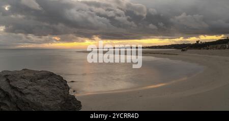 Vista panoramica della spiaggia di la Pelosa in Sardegna all'alba Foto Stock