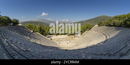 Epidauros, Grecia, 9 novembre 2022: Vista panoramica dell'antico teatro di Epidauros nel sud della Grecia, Europa Foto Stock