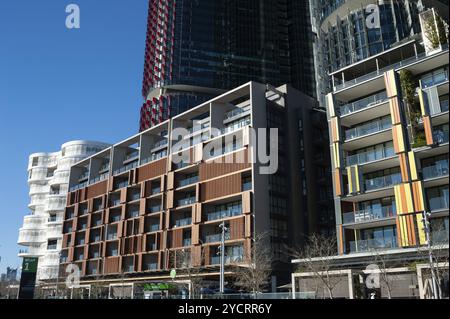 16 settembre 2018, Sydney, nuovo Galles del Sud, Australia, Una vista dei moderni edifici residenziali presso l'Alexander Residence, delle torri di uffici e dei ristoranti lungo il fiume Foto Stock