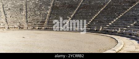 Epidauros, Grecia, 9 novembre 2022: Vista panoramica dell'antico teatro di Epidauros nel sud della Grecia, Europa Foto Stock