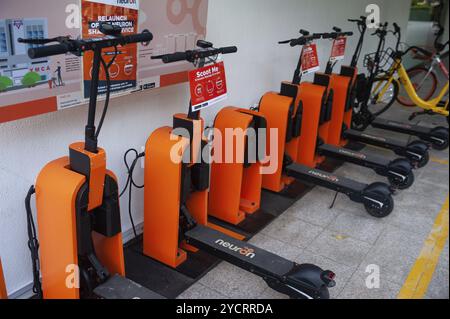 02.08.2018, Singapore, Repubblica di Singapore, Asia, gli scooter elettrici neuron sono caricati in una stazione di ricarica nel centro della città. Possono essere affittate Foto Stock