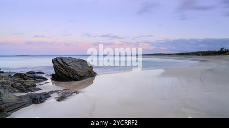 Vista panoramica della spiaggia la Pelosa in Sardegna al tramonto Foto Stock