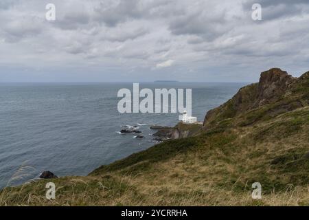 Una vista dello storico faro di Hartland Point e del promontorio sulla baia di Bristol Foto Stock