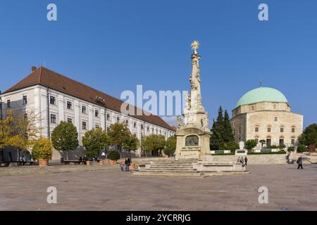 PECS, Ungheria, 13 ottobre, 2022: Veduta di Piazza Szechenyi nel centro di Pecs con la statua della Santissima Trinità e la Moschea di Pasha Qasim, Europa Foto Stock