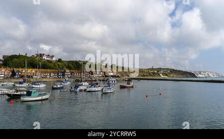 Folkestone, Regno Unito, 11 settembre 2022: Vista panoramica del porto di Folkestone con molte barche all'ancora, Europa Foto Stock