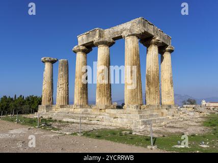 Corinto, Grecia, 8 novembre 2022: Veduta del Tempio di Apollo nell'antica Corinto, Grecia meridionale, Europa Foto Stock