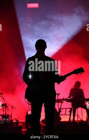 Paul Banks und Brandon Curtis, v.l., von der Band Interpol bei einem Konzert im Tempodrom a Berlino, 23. Ottobre 2024. Interpol Konzert Berlin *** Paul Banks e Brandon Curtis, da sinistra, della band Interpol in un concerto al Tempodrom di Berlino, 23 ottobre 2024 Interpol Concert Berlin Foto Stock