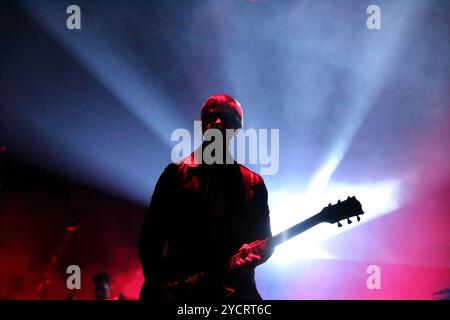 Paul Banks von der Band Interpol bei einem Konzert im Tempodrom a Berlino, 23. Ottobre 2024. Interpol Konzert Berlino *** Paul Banks della band Interpol in un concerto al Tempodrom di Berlino, 23 ottobre 2024 Interpol concerto Berlino Foto Stock