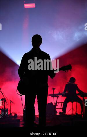 Paul Banks und Brandon Curtis, v.l., von der Band Interpol bei einem Konzert im Tempodrom a Berlino, 23. Ottobre 2024. Interpol Konzert Berlin *** Paul Banks e Brandon Curtis, da sinistra, della band Interpol in un concerto al Tempodrom di Berlino, 23 ottobre 2024 Interpol Concert Berlin Foto Stock