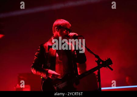 Paul Banks von der Band Interpol bei einem Konzert im Tempodrom a Berlino, 23. Ottobre 2024. Interpol Konzert Berlino *** Paul Banks della band Interpol in un concerto al Tempodrom di Berlino, 23 ottobre 2024 Interpol concerto Berlino Foto Stock