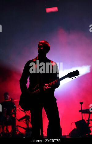 Paul Banks von der Band Interpol bei einem Konzert im Tempodrom a Berlino, 23. Ottobre 2024. Interpol Konzert Berlino *** Paul Banks della band Interpol in un concerto al Tempodrom di Berlino, 23 ottobre 2024 Interpol concerto Berlino Foto Stock