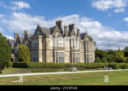 Muckross, Irlanda, 10 agosto 2022: Veduta della casa padronale Muckross nel Parco Nazionale di Killarney nella Contea di Kerry, nell'Irlanda occidentale, in Europa Foto Stock