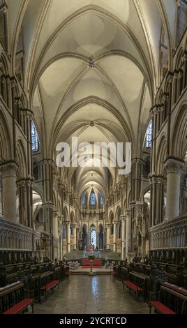 Canterbury, Regno Unito, 10 settembre 2022: Vista del Quire e delle scale che conducono alla Trinity Chapel all'interno della storica cattedrale di Canterbury Foto Stock