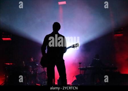 Paul Banks von der Band Interpol bei einem Konzert im Tempodrom a Berlino, 23. Ottobre 2024. Interpol Konzert Berlino *** Paul Banks della band Interpol in un concerto al Tempodrom di Berlino, 23 ottobre 2024 Interpol concerto Berlino Foto Stock