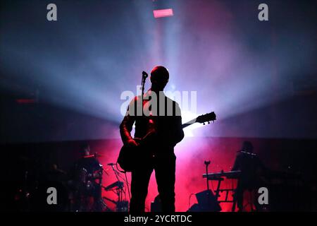 Paul Banks von der Band Interpol bei einem Konzert im Tempodrom a Berlino, 23. Ottobre 2024. Interpol Konzert Berlino *** Paul Banks della band Interpol in un concerto al Tempodrom di Berlino, 23 ottobre 2024 Interpol concerto Berlino Foto Stock