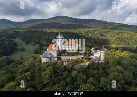 Smolenice, Slovacchia, 26 settembre, 2022: Veduta del castello di Smolenice nei piccoli Carpazi nella verde foresta di fine estate, Europa Foto Stock