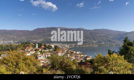 Ohrid, Macedonia del Nord, 1 novembre 2022: Vista della città vecchia di Ocrida e del lago di Ocrida nel tardo autunno Foto Stock