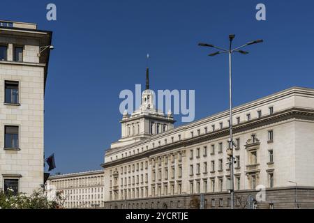 Sofia, Bulgaria, 30 ottobre, 2022: Veduta del largo e dell'ex Casa del Partito nel centro di Sofia, Europa Foto Stock