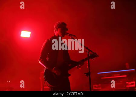 Paul Banks von der Band Interpol bei einem Konzert im Tempodrom a Berlino, 23. Ottobre 2024. Interpol Konzert Berlino *** Paul Banks della band Interpol in un concerto al Tempodrom di Berlino, 23 ottobre 2024 Interpol concerto Berlino Foto Stock