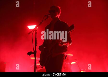 Paul Banks von der Band Interpol bei einem Konzert im Tempodrom a Berlino, 23. Ottobre 2024. Interpol Konzert Berlino *** Paul Banks della band Interpol in un concerto al Tempodrom di Berlino, 23 ottobre 2024 Interpol concerto Berlino Foto Stock