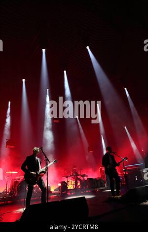 Daniel Kessler und Paul Banks, Vorn v.l., von der Band Interpol bei einem Konzert im Tempodrom a Berlino, 23. Ottobre 2024. Interpol Konzert Berlin *** Daniel Kessler e Paul Banks, davanti da sinistra, dalla band Interpol in un concerto al Tempodrom di Berlino, 23 ottobre 2024 Interpol Concert Berlin Foto Stock