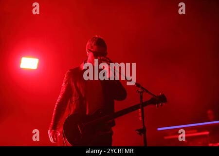 Paul Banks von der Band Interpol bei einem Konzert im Tempodrom a Berlino, 23. Ottobre 2024. Interpol Konzert Berlino *** Paul Banks della band Interpol in un concerto al Tempodrom di Berlino, 23 ottobre 2024 Interpol concerto Berlino Foto Stock