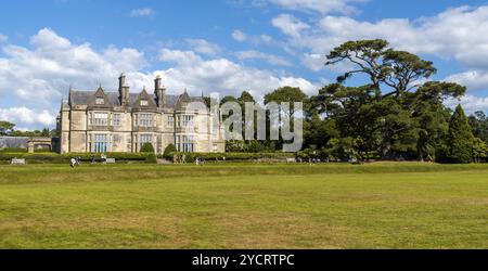 Muckross, Irlanda, 10 agosto 2022: Vista panoramica della casa padronale Muckross nel Parco Nazionale di Killarney nella Contea di Kerry nell'Irlanda occidentale, Europa Foto Stock