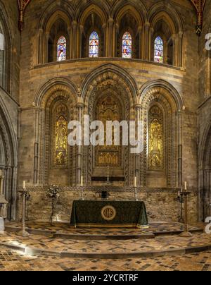 St Davids, Regno Unito, 28 agosto 2022: Veduta dell'altare ornato all'interno della St Davids Cathedral nel Pembrokeshire, Europa Foto Stock